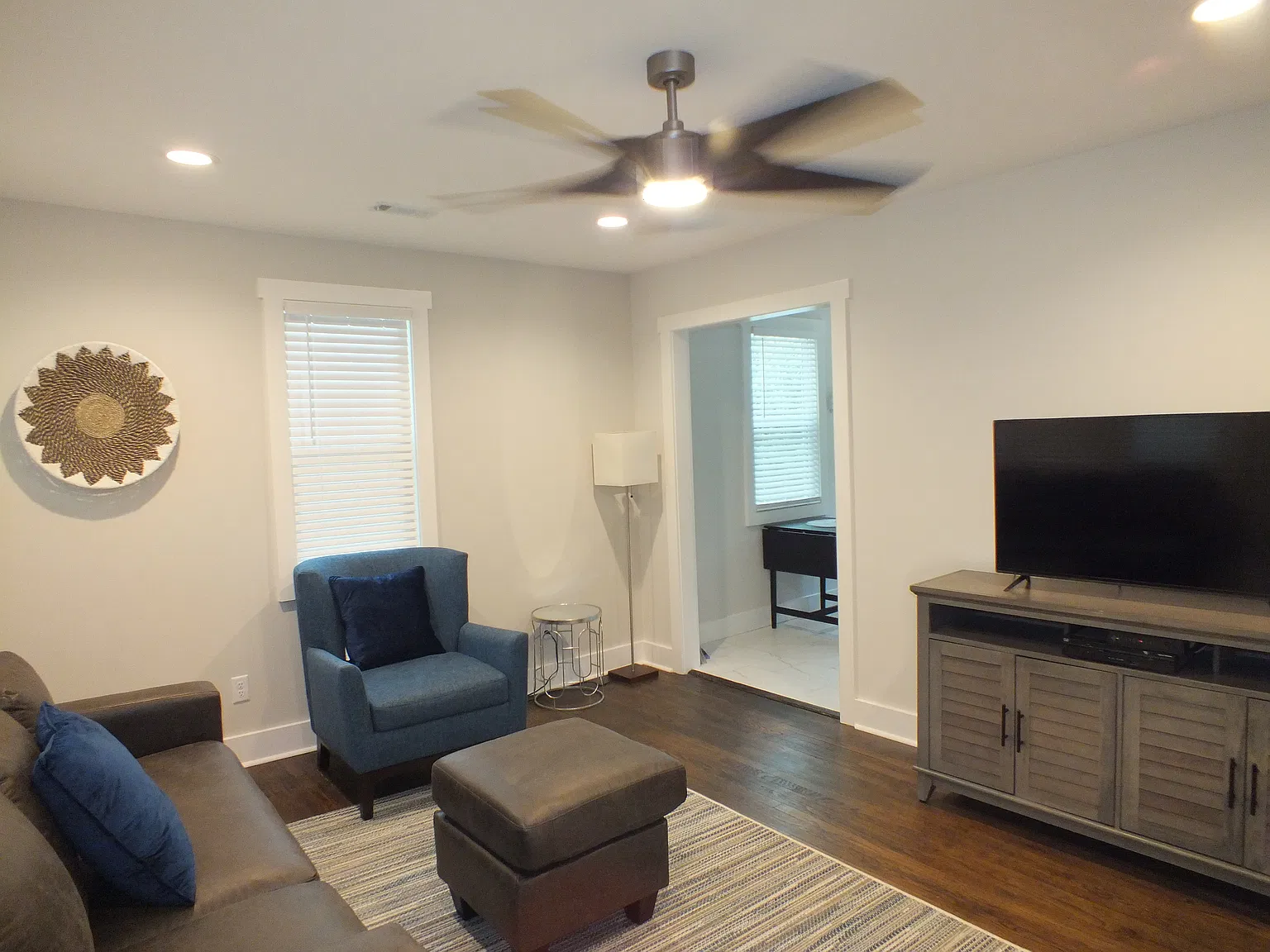 2 bed, 706 sqft, $2,310 — Photo 4