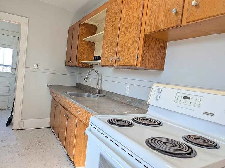 1091 Gladstone Ave — Photo 9