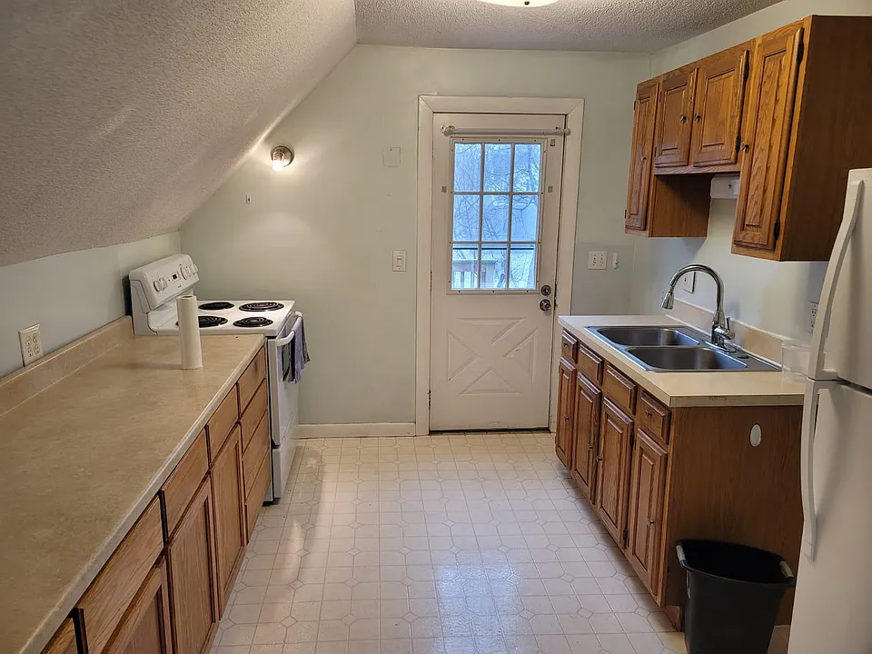 122 Oakland Ave #2