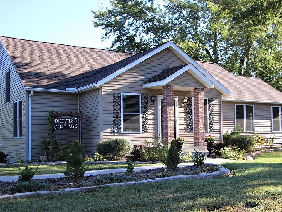 THIS HOUSE IS NAMED DOTTIES COTTAGE. IT IS A ABSOLUTE CHARMER INSIDE AND OUT.