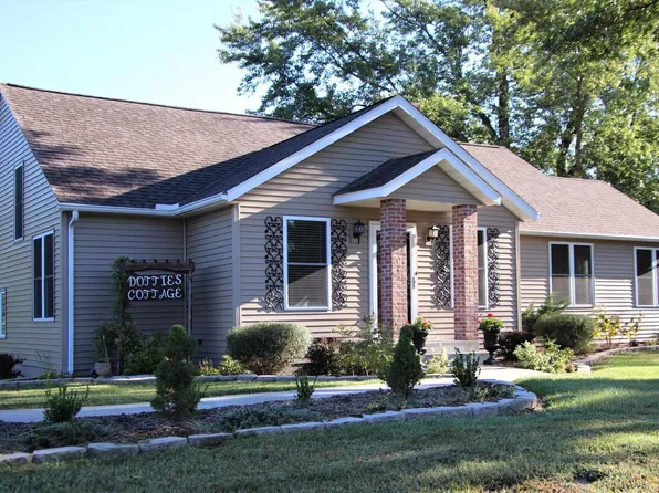 280 E Far Hills Dr, East Peoria, IL 61611