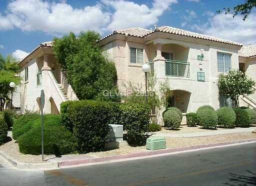 Immaculate 2 bdrm & Den w/ 2 car garage