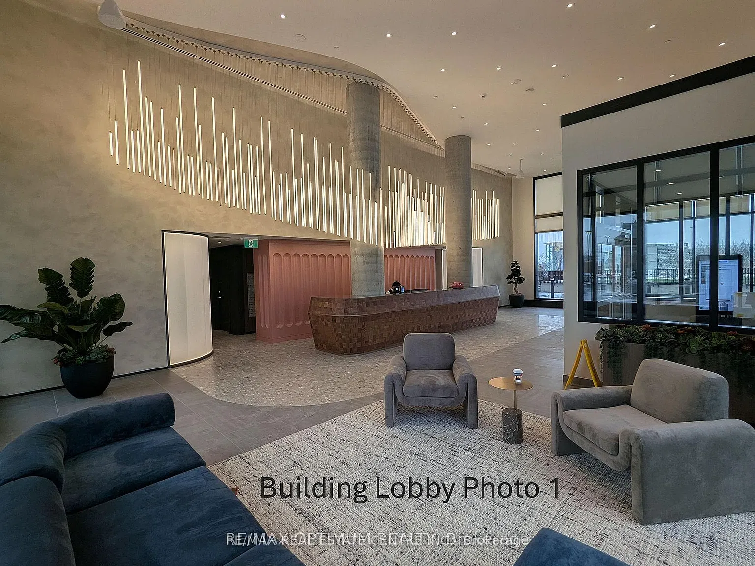 25 Wellington St S — Photo 2