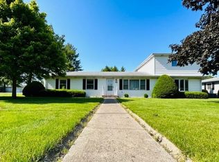 102 E Holley Dr, Kentland, IN