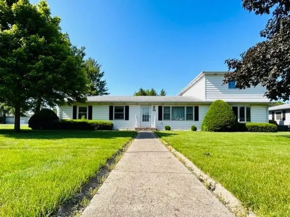 102 E Holley Dr, Kentland, IN 47951