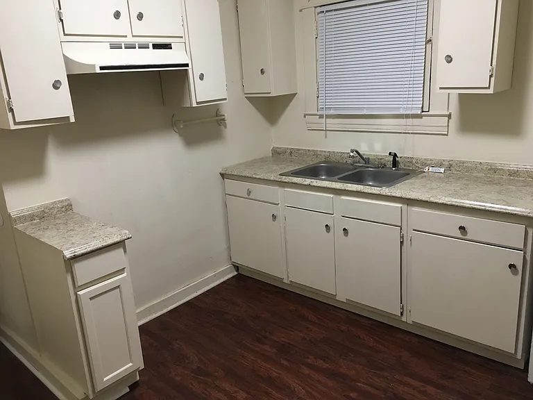 3237 Kirby Ave — Photo 3