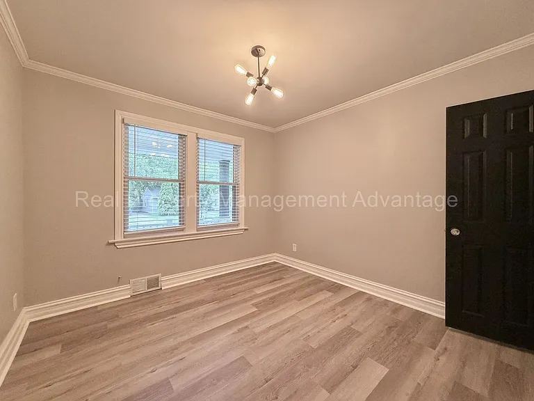 1330 E Chesterfield St — Photo 14