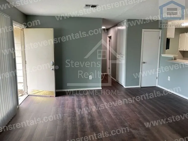 426 NW Greenmeadow Dr — Photo 5