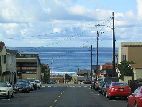 Direct access to The Strand & sand at foot of Longfellow