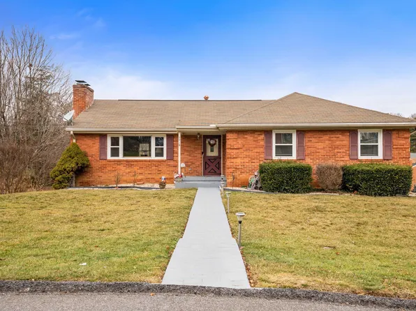 201 Burnley Dr, Staunton, VA 24401