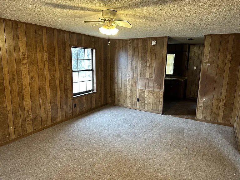 733 Elizabeth Dr — Photo 3