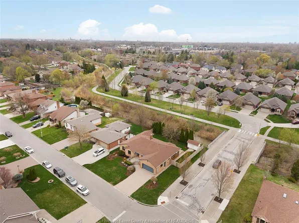 2098 Edgemore Ave, Lasalle, ON N9H 2K1