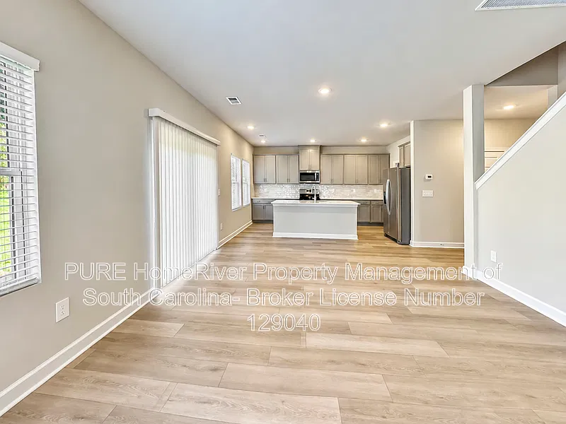 4 bed, 2.5 bath, 2479 sqft, $2,225 — Photo 3