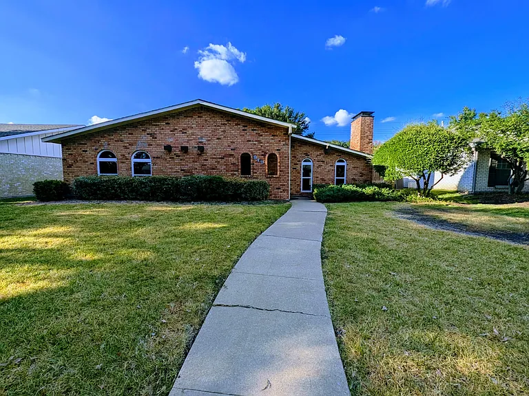 949 Mossvine Dr — Photo 2