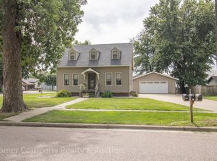 1332 1st St, Hull, IA 51239