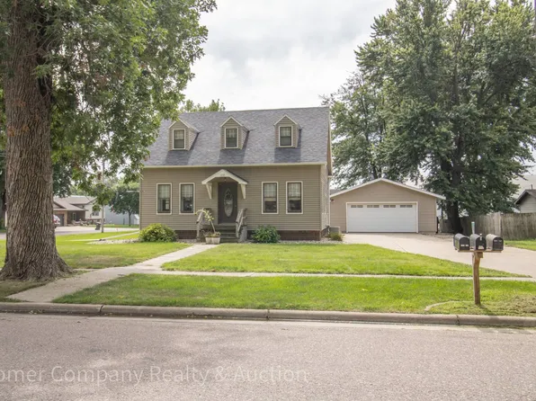 1332 1st St, Hull, IA 51239