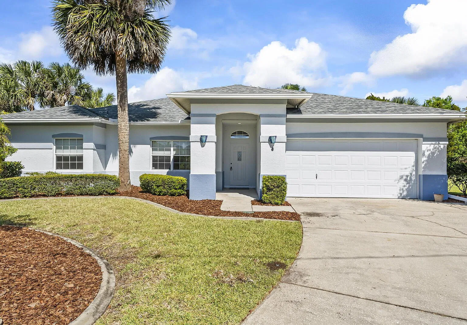 4 bed, 2.0 bath, 2271 sqft, $2,295 — Photo 2