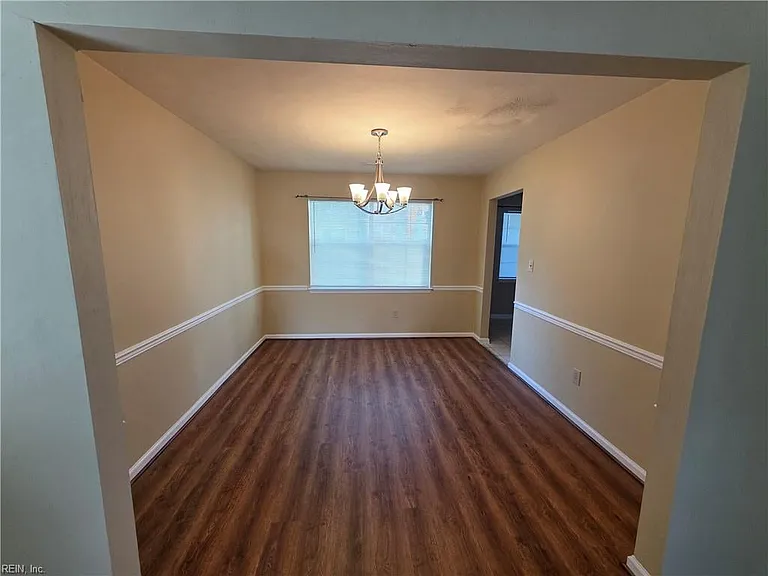 1460 Berkshire Dr — Photo 4