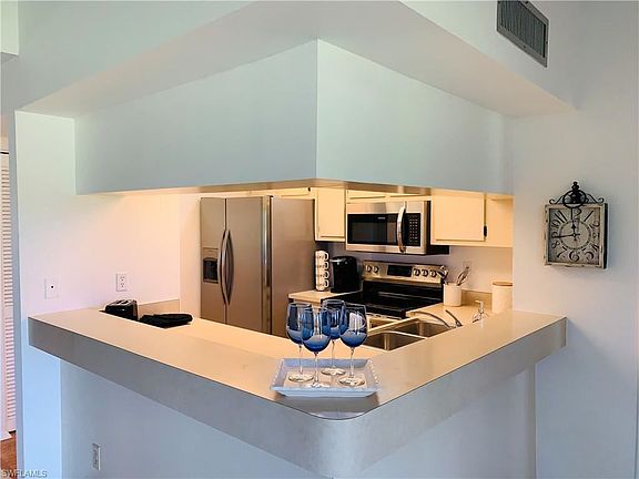 3rd image of 5625 Trailwinds Dr APT 425