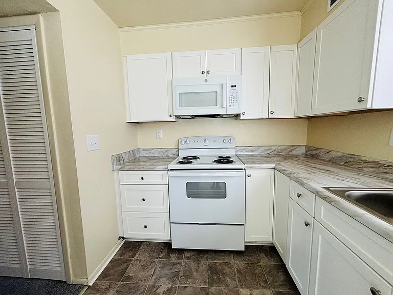 341 New Kent Rd — Photo 8