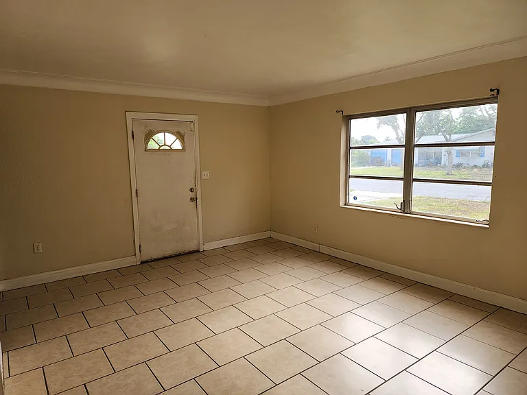 4806 Mineola St — Photo 2