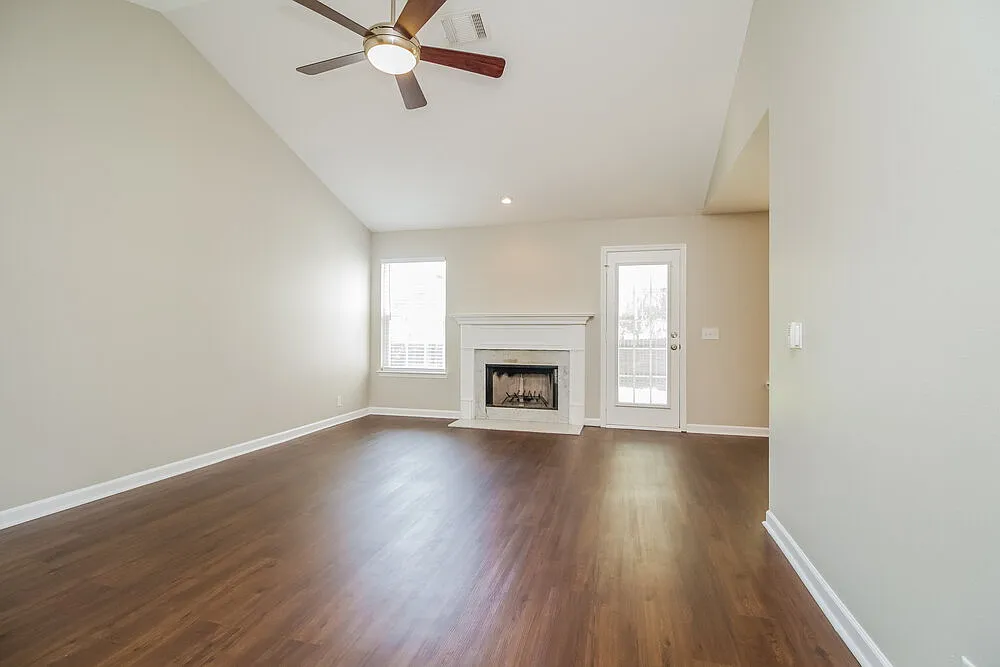 3 bed, 2.0 bath, 1357 sqft, $2,165 — Photo 3
