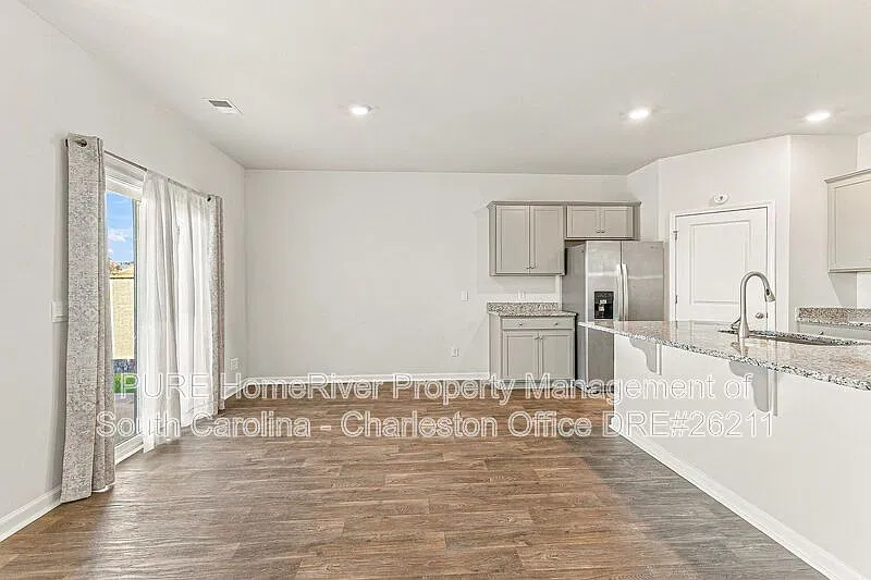 4 bed, 2.0 bath, 1774 sqft, $2,460 — Photo 2