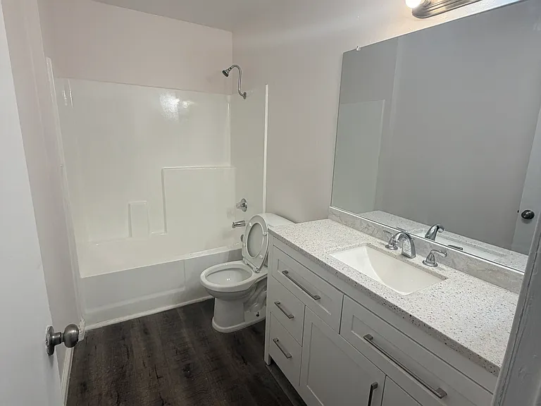 Segovia Apartments — Photo 22