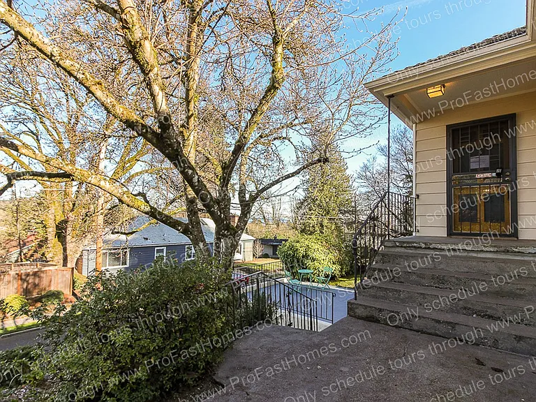 616 SW Moss St — Photo 9