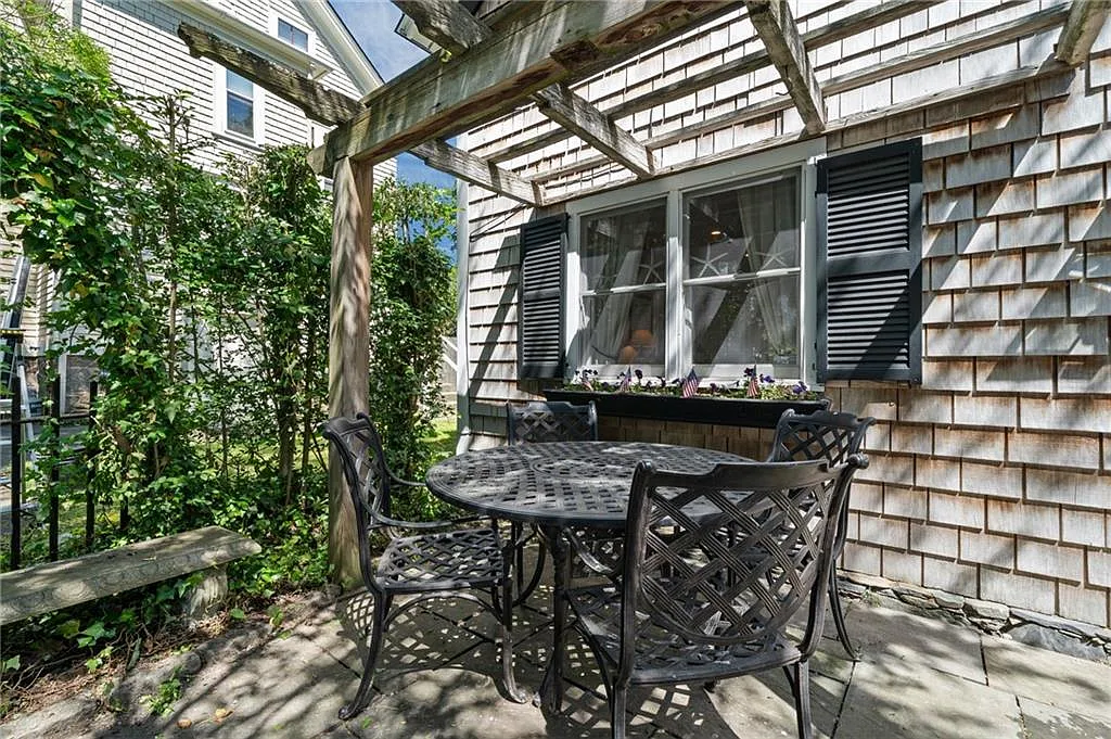 2 bed, 1.0 bath, 718 sqft, $2,400 — Photo 2