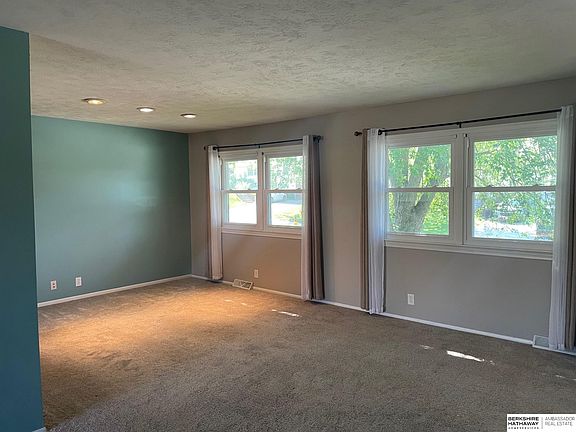 2nd image of 15005 Versaille St