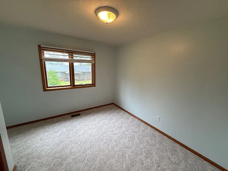 460 SE Conifer Pl — Photo 25