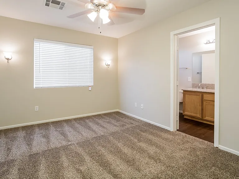 4933 Royal Lake Ave — Photo 9