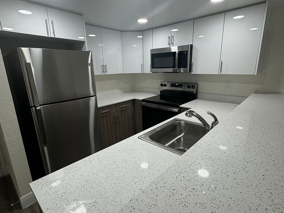 1st image of 19221 NE 10th Ave #515