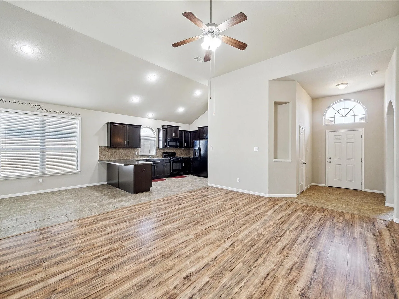 3 bed, 2.0 bath, 1649 sqft, $2,100 — Photo 3