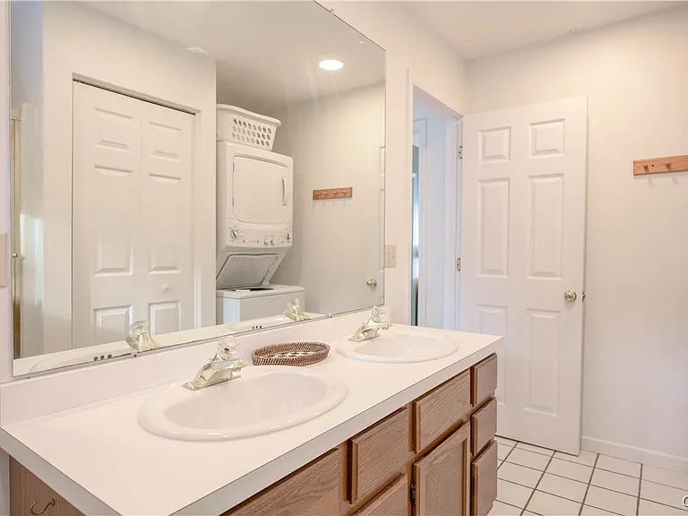 1258 Greenfield Ln — Photo 25