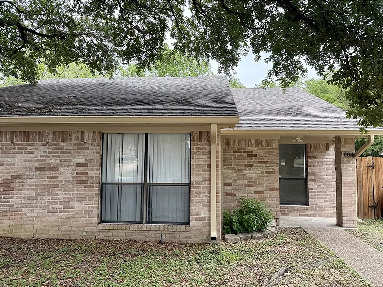 704 Cross Timbers Dr — Photo 2