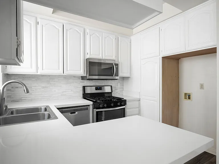 318 N Kenwood St #105 — Photo 10