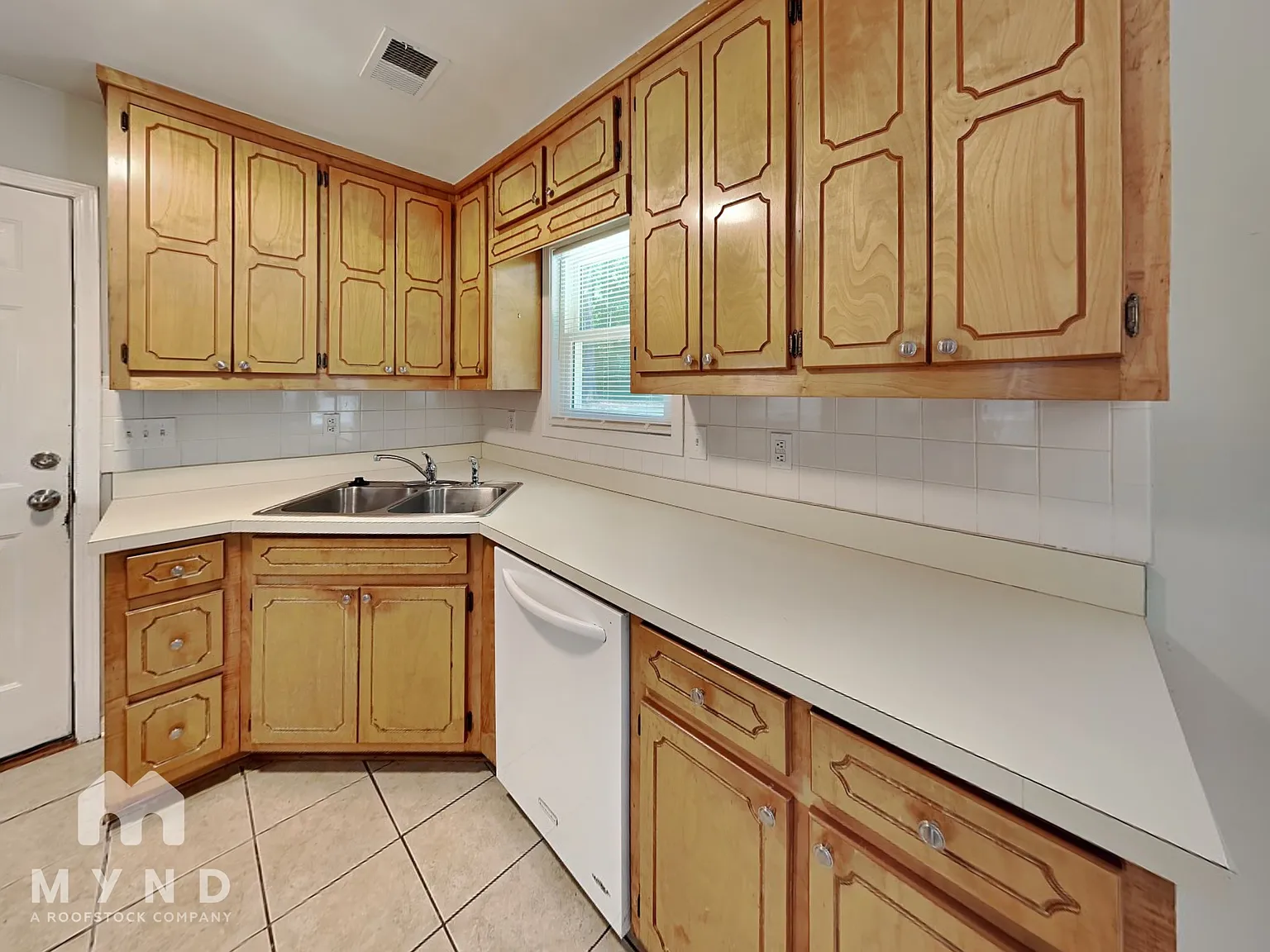4 bed, 2.5 bath, 1636 sqft, $2,200 — Photo 3