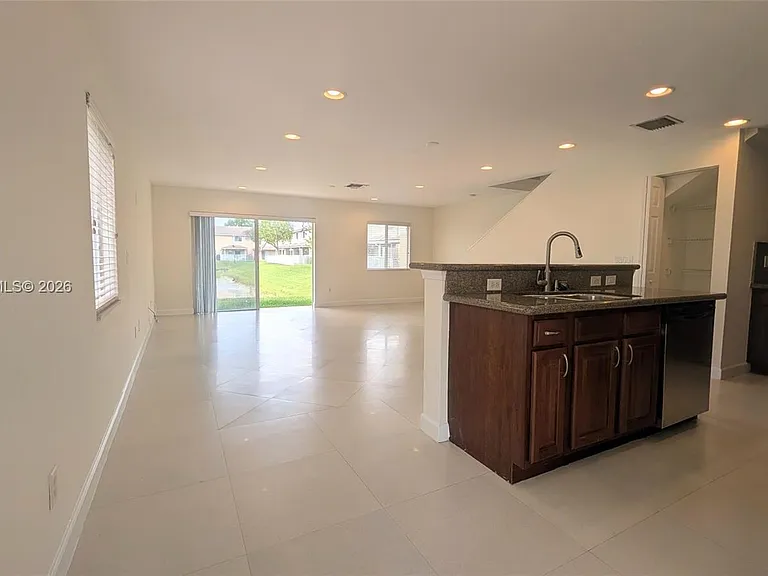 5910 Royal Way #---- — Photo 11