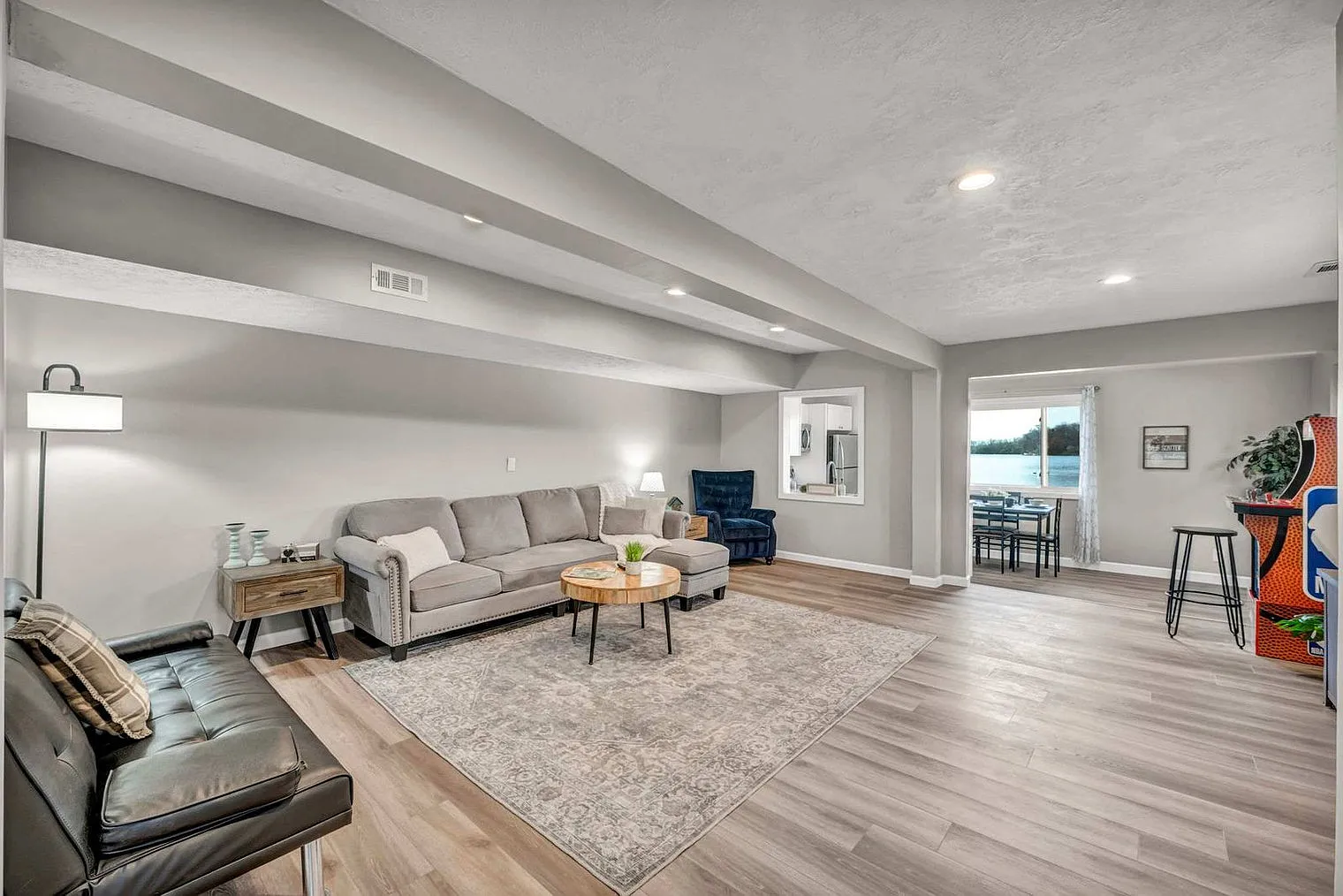 3 bed, 1.0 bath, 1367 sqft, $4,467 — Photo 2