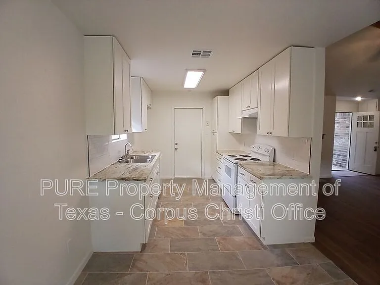 2725 Allencrest Dr — Photo 9
