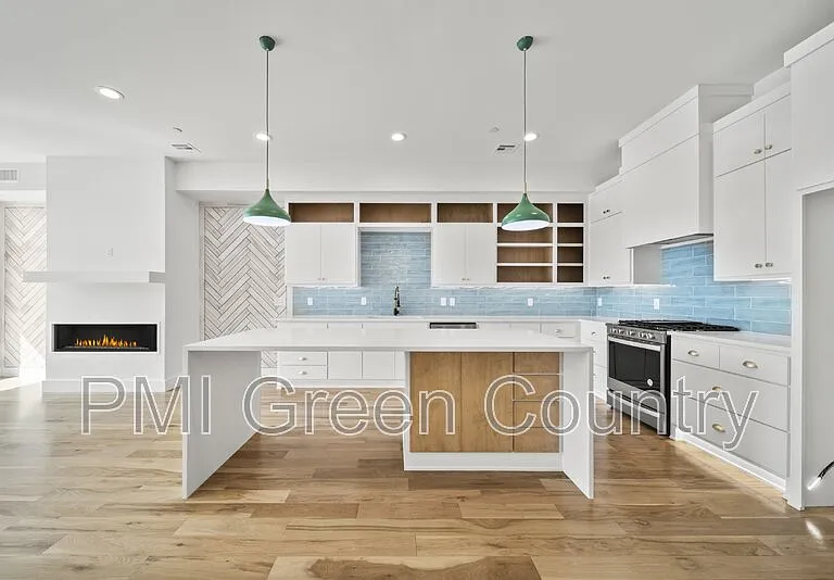 118 E Elgin St — Photo 11