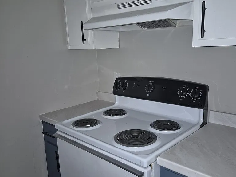 2810 S Poplar St — Photo 14