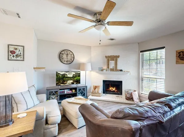 77 Winchester Dr, Euless, TX 76039