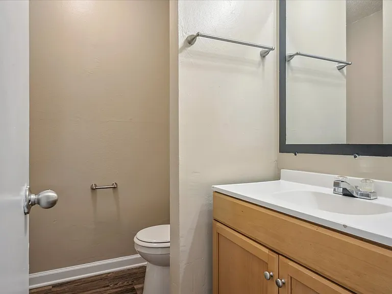 TOWNHOMES w/ W/D INCLUDED! Gated 2 Bed / 1.5 Bath Townhomes near Shelby Dr! — Photo 9