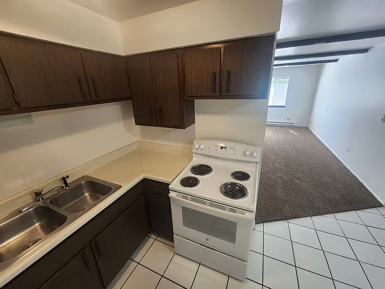 1140 Lathrop Ave — Photo 6