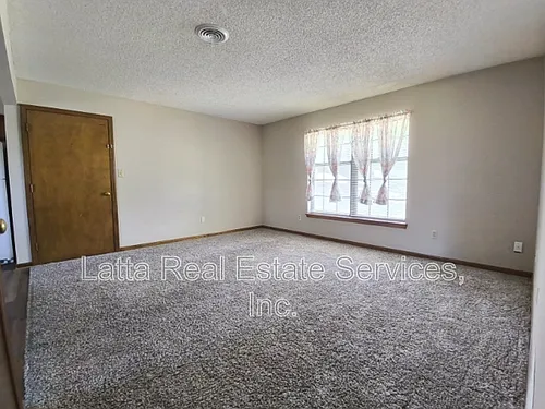 1101 NW Mock Ave #B Photo 1