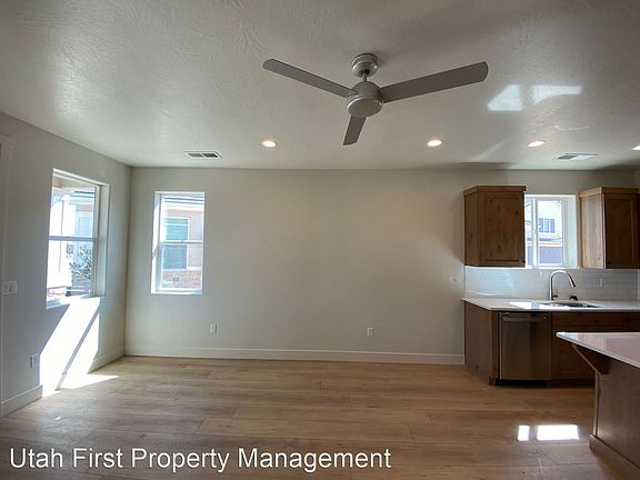 3rd image of 3984 S Bedford Pl #A