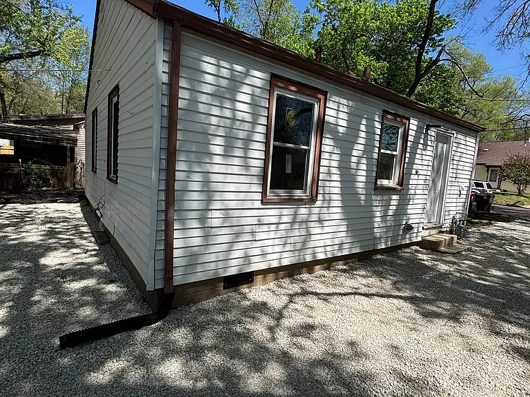 1703 N Valley Ave — Photo 24